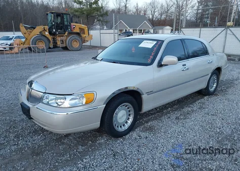 2000 Lincoln Town Car Cartier from USA, damaged, VIN 1LNHM83W7YY860959